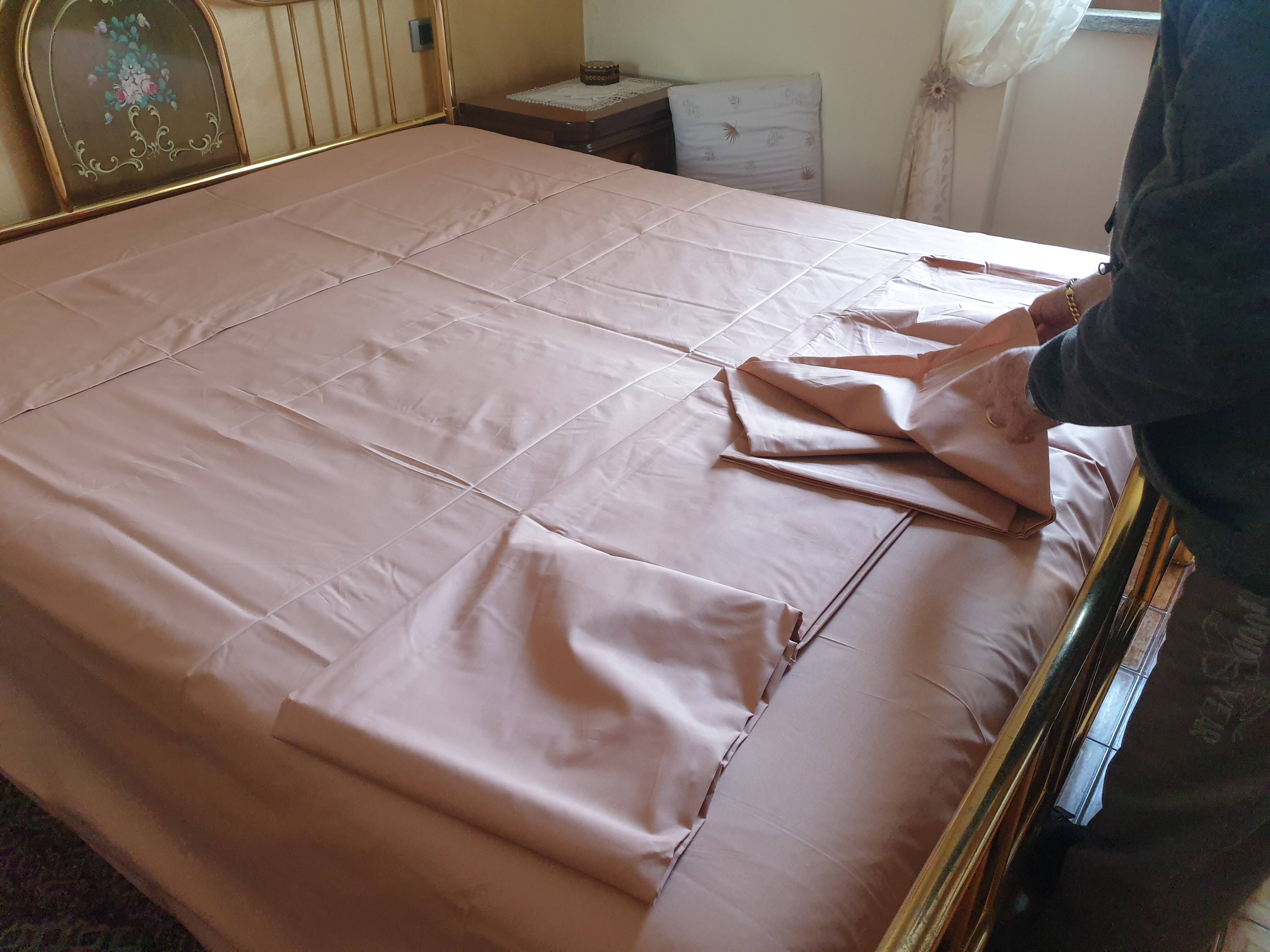 Allestimento del copripiumino matrimoniale del completo letto Dalfilo
